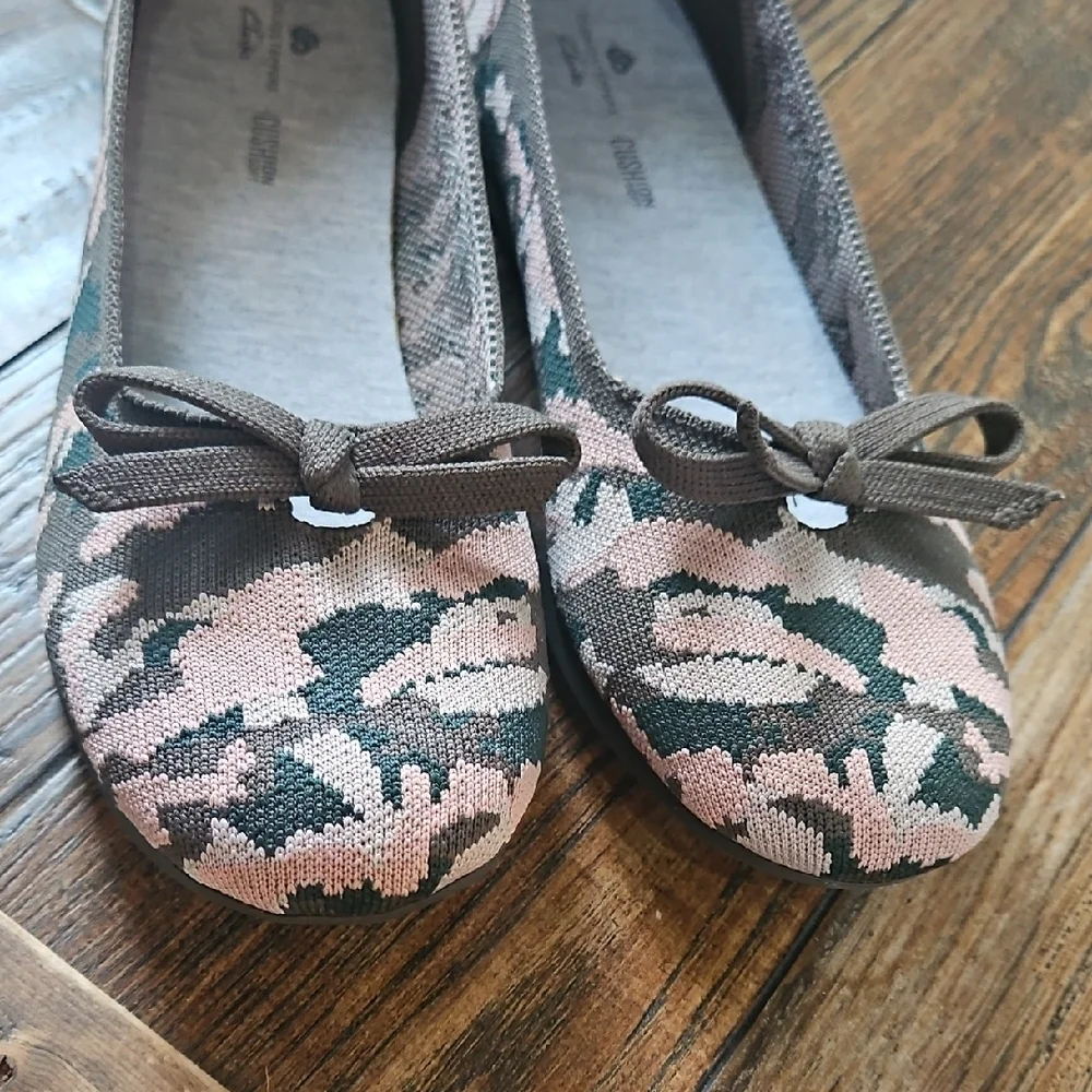 New Cloudsteppers by Clarks. Pink,Olive,White Camo Patterned Flats W/ Bow (Sz.8)